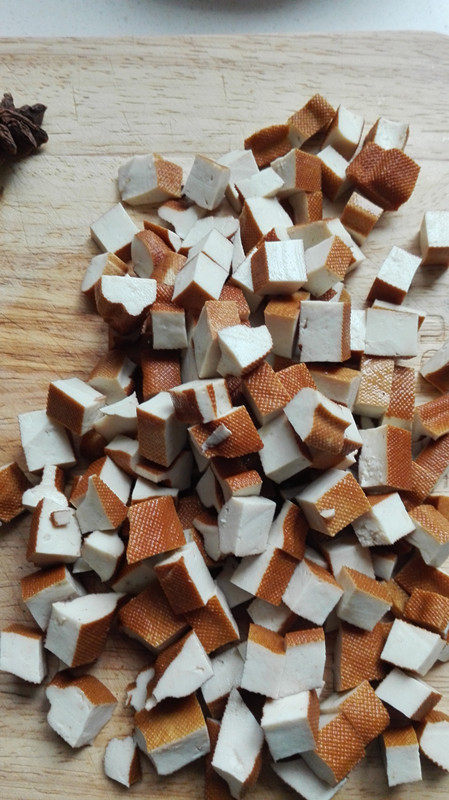 肉末豆干炸酱,<a style='color:red;display:inline-block;' href='/shicai/ 470'>豆腐干</a>切成小丁