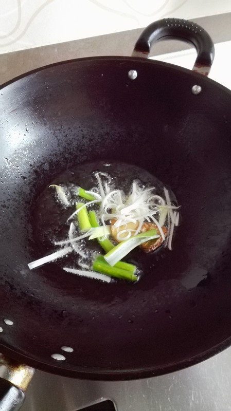 肉末豆干炸酱,锅里放入比平时炒菜多一倍的油，烧至温热时关火，放入<a style='color:red;display:inline-block;' href='/shicai/ 3250'>葱</a><a style='color:red;display:inline-block;' href='/shicai/ 37'>姜</a>先靠出香味；