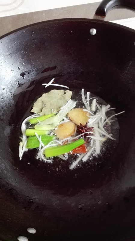 肉末豆干炸酱,放入所有的香料，开小火慢慢靠出香料的香味