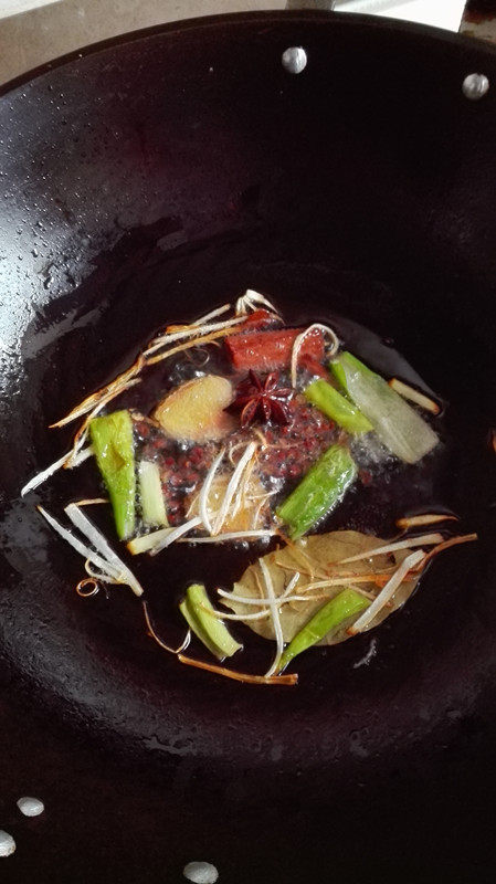 肉末豆干炸酱,待葱开始变黄，捞出所有的材料不用，只留下油在锅里