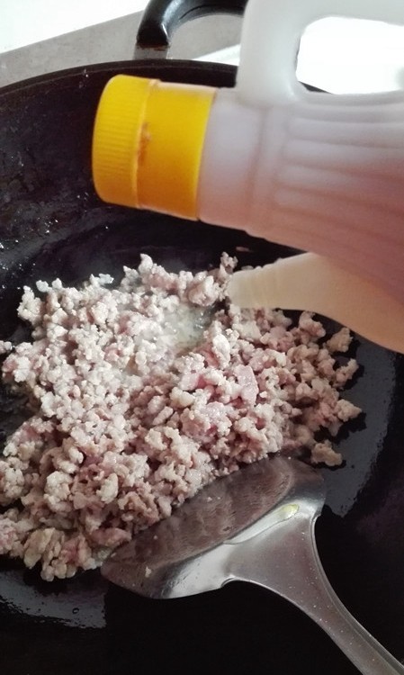 肉末豆干炸酱,炒制肉馅变色，放入一勺<a style='color:red;display:inline-block;' href='/shicai/ 718'>料酒</a>