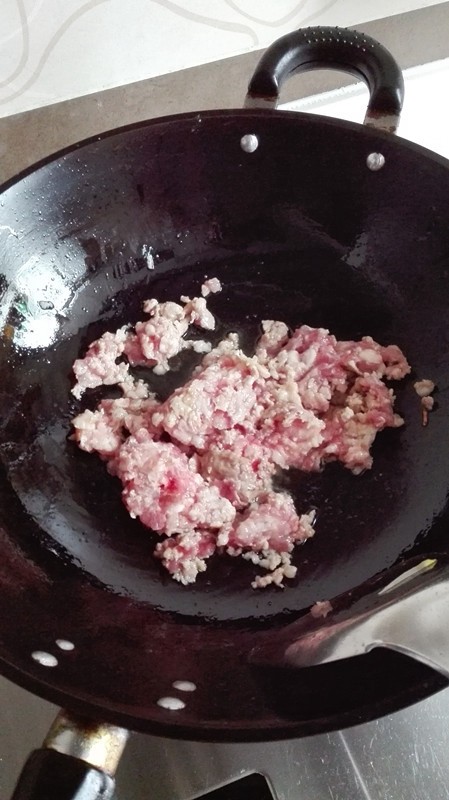 肉末豆干炸酱,放入肉馅翻炒，继续用小火；