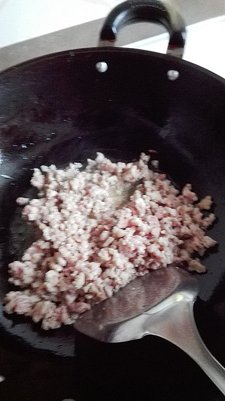 肉末豆干炸酱,稍微炖煮一下，让酒精挥发掉