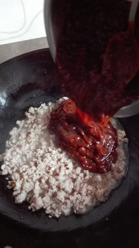 肉末豆干炸酱,放入拌匀的酱翻炒均匀