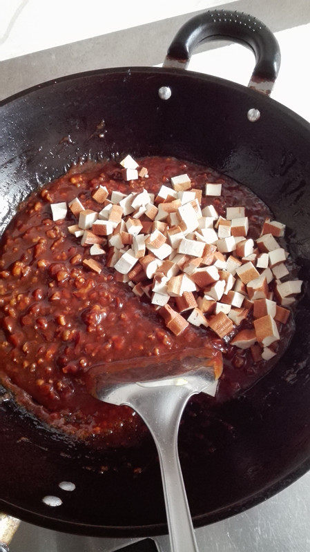 肉末豆干炸酱,放入豆腐干丁