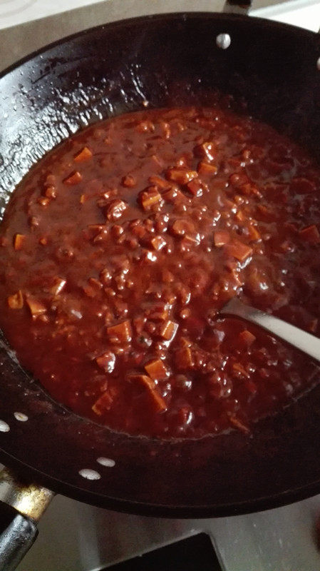 肉末豆干炸酱,拌匀之后，放入一碗清水，小火慢炖，其中要不停的翻炒，以免糊锅