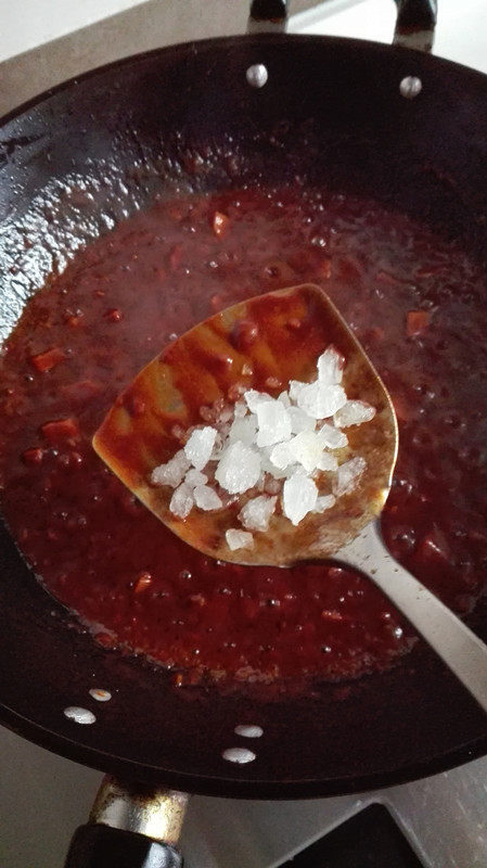 肉末豆干炸酱,大约30分钟左右，水分已基本靠干，酱也变得油光红亮，放入<a style='color:red;display:inline-block;' href='/shicai/ 866'>冰糖</a>