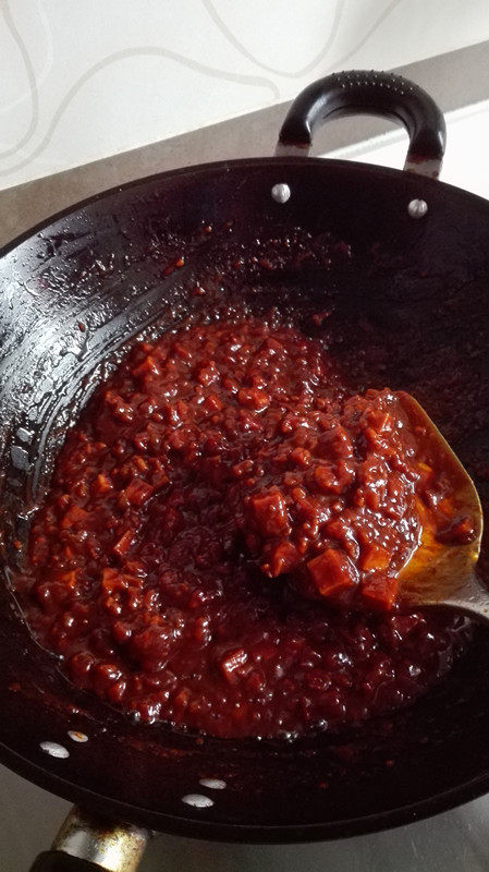 肉末豆干炸酱,继续翻炒至糖融化，酱也更加浓稠，关火，盛出装入保鲜盒里，彻底放凉以后放入冰箱冷藏保存