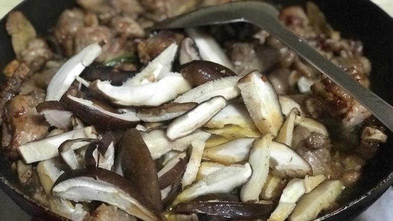 四川版💋黄焖鸡,下鸡块炒均,加入香菇