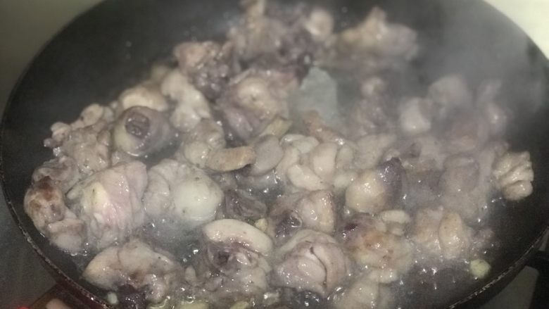 四川版💋黄焖鸡,油适量入冰糖炒糖色后倒入鸡块,炸至微焦