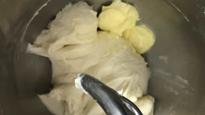 %70中种椰香小餐包,揉至扩展阶段后加入软化的黄油