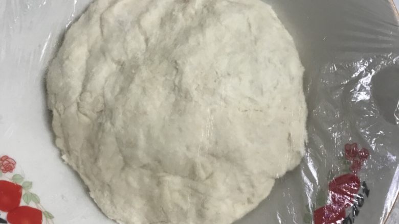%70中种椰香小餐包,把中种食材一起放进盆里,揉成无干粉面团