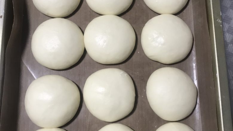%70中种椰香小餐包,送进发酵箱,温度调节在34度,湿度保持在%80,发酵1.5 倍大