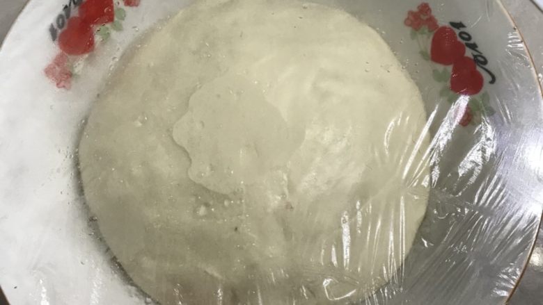 %70中种椰香小餐包,拿出来整圆放入盆里盖上保鲜膜在28度的环境下松弛35分钟