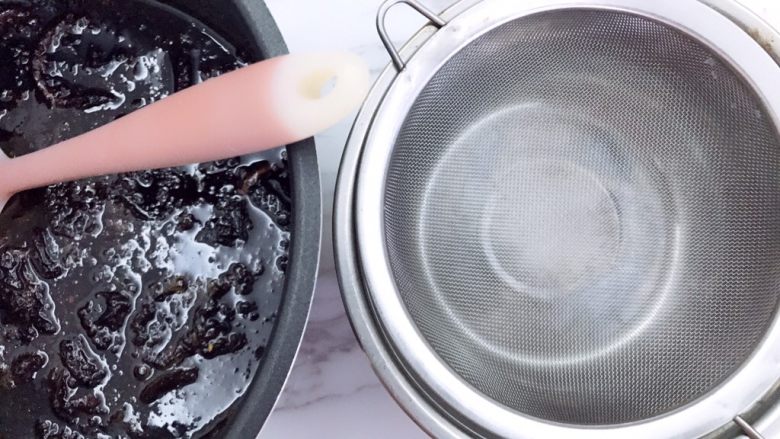 超简易快手柠檬膏,趁热过筛,热的时候比较稀