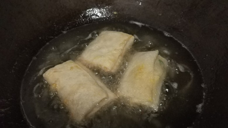 炸春卷,下油锅,炸至两面金黄