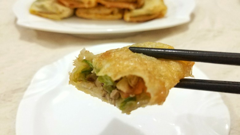 炸春卷,出锅开吃喽!记得要趁热吃才能吃到酥脆的口感
