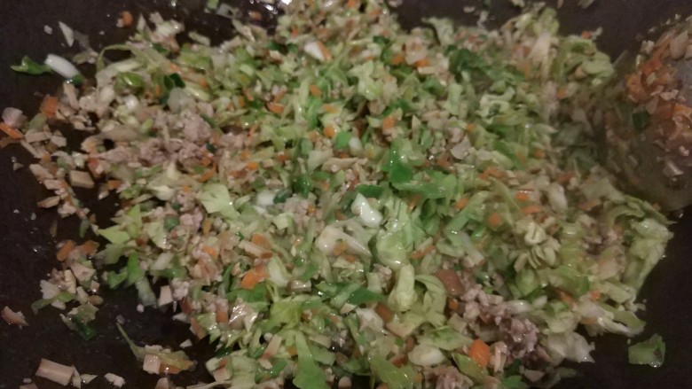 炸春卷,待肉变色将剩下的食材全部倒入翻炒,不要全熟,最后加入调味料调味
