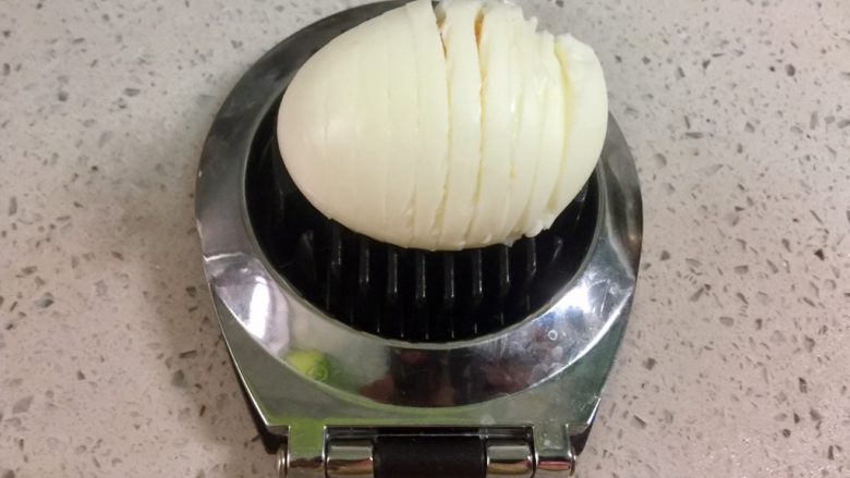 快手鸡蛋火腿飞饼披萨,鸡蛋放凉后,去壳,用切蛋器切成片,用刀切亦可。