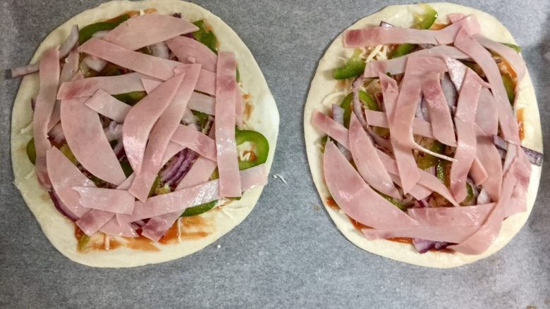 快手鸡蛋火腿飞饼披萨,铺上火腿条