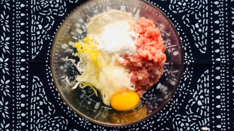 萝卜丝煎小肉饼,再放入2g盐盐,将所有食材放在一起搅匀。