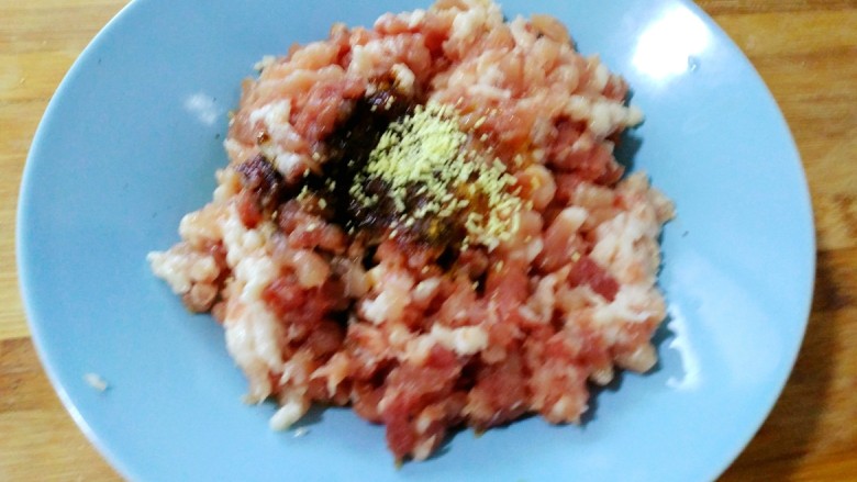 花样玉米面蒸饺,加入盐,<a style='color:red;display:inline-block;' href='/shicai/ 756'>鸡精</a>