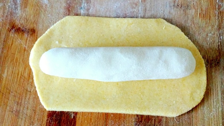 花样玉米面蒸饺,玉米面擀成饼,放入白面,包起来,揉成长条