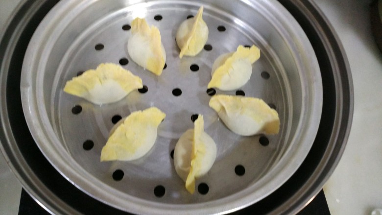 花样玉米面蒸饺,锅加水,放上蒸饺