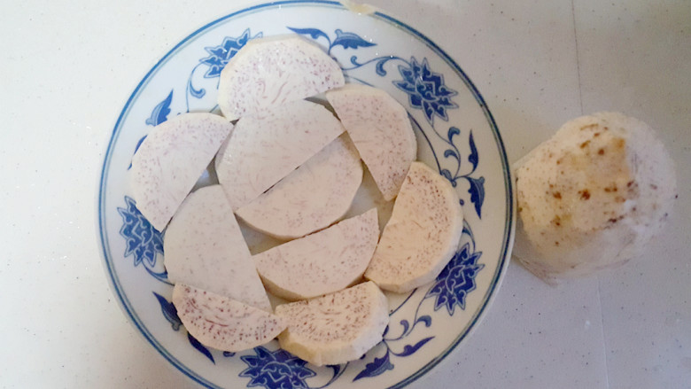 <无肉不欢>粉蒸排骨,芋艿切片,垫在盘底。