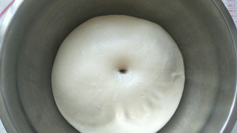刺猬面包,面团发酵两倍大,手指粘面粉戳洞,洞口不会缩不塌陷,面团即发酵完成