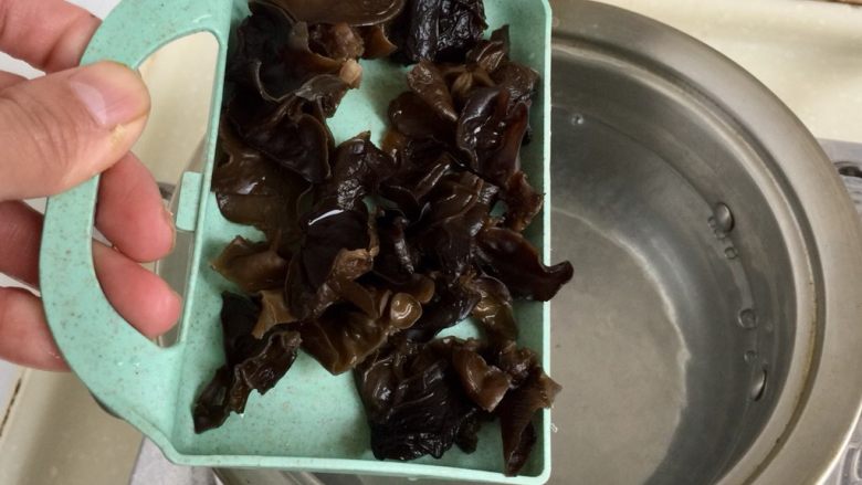 窦婆婆妈妈菜➕家常番茄炒蛋,坐锅烧水,水开放入木耳焯水捞出
