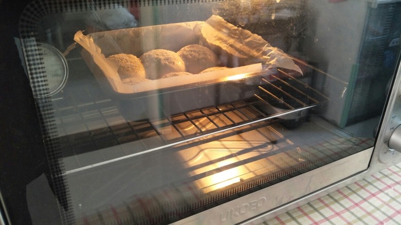 刺猬面包,170度20分钟,中途加盖锡纸
防止加深颜色