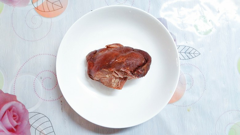 双椒茭头炒腊肉,自己家乡带来的<a style='color:red;display:inline-block;' href='/shicai/ 436'>腊肉</a>一块洗干净煮熟!