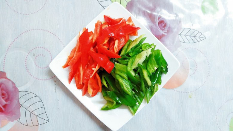 双椒茭头炒腊肉,切成菱形条!