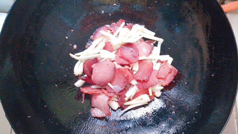 双椒茭头炒腊肉,再下入茭头一起炒!