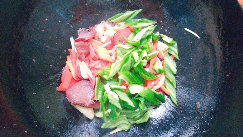 双椒茭头炒腊肉,再放<a style='color:red;display:inline-block;' href='/shicai/ 61'>青椒</a>一起炒!