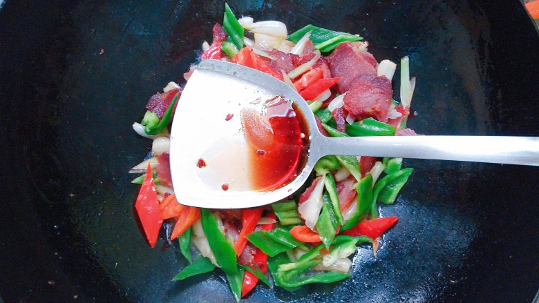 双椒茭头炒腊肉,最后放一点点盐和<a style='color:red;display:inline-block;' href='/shicai/ 788'>生抽</a>炒匀即可出锅!因为腊肉是有盐味的,所以调味料尽量少放,不然就会偏咸!