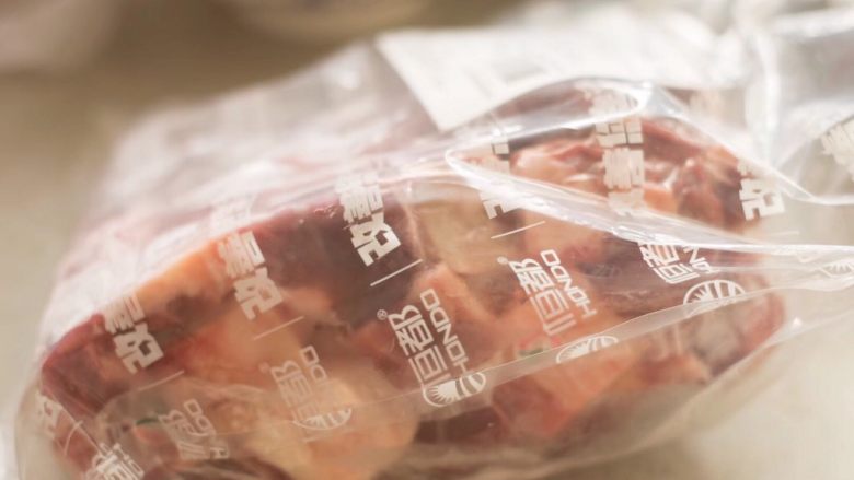 红焖牛腩砂锅煲,冷冻的肉,自然解冻后,煮开,撇去浮末