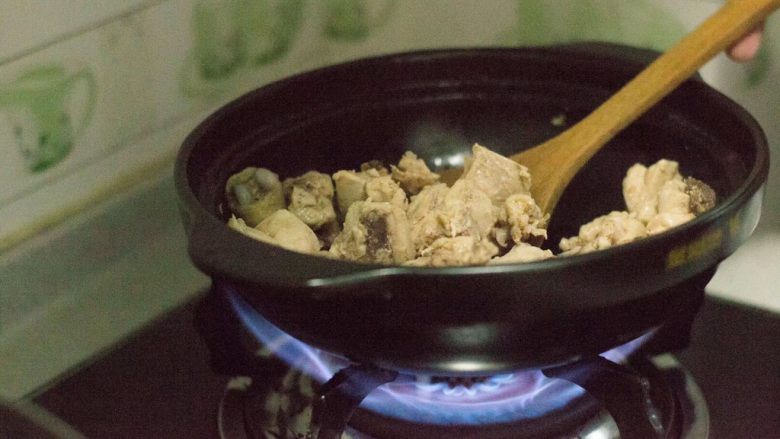 黄焖鸡米饭,大火先炒香鸡肉