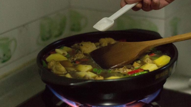 黄焖鸡米饭,大火煮开,加盐