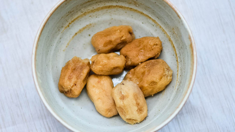 核桃酪,红枣去皮,去核。