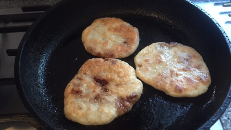 香河猪肉香菇肉饼,小火慢慢煎至两面金黄即可。