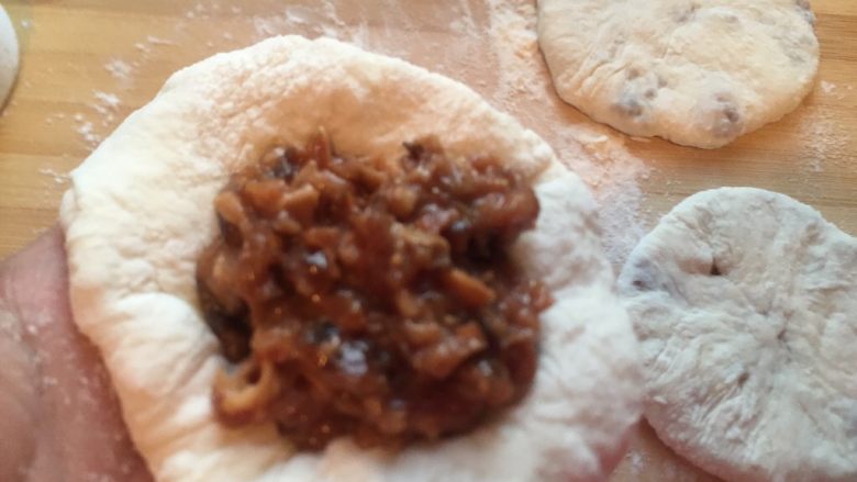 香河猪肉香菇肉饼,不用擀面杖,直接用手压扁装肉馅,