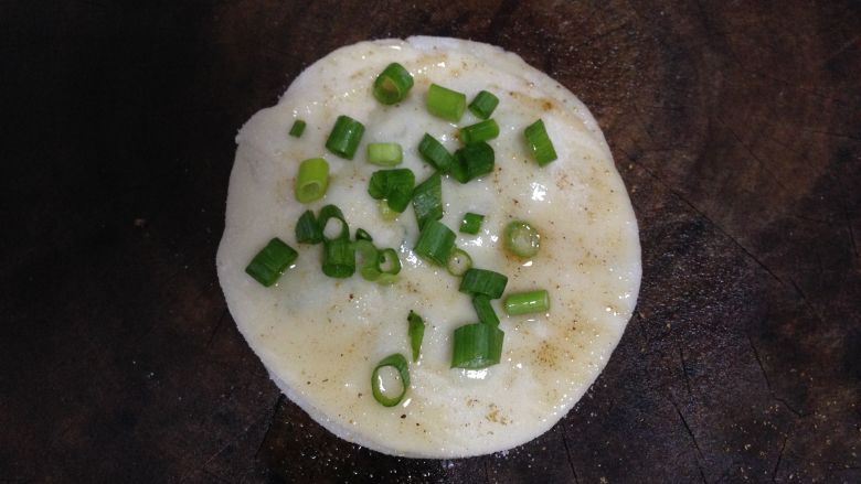 酥脆的饺子皮版葱花饼,刷上油,加少许香葱