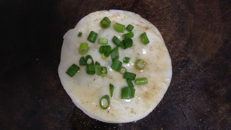 酥脆的饺子皮版葱花饼,刷上油，加少许香葱