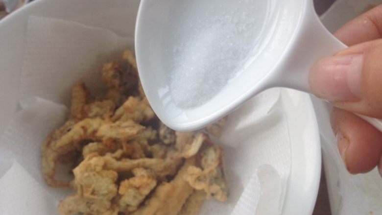 椒盐蘑菇,趁热加盐