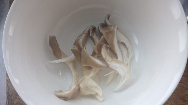 椒盐蘑菇,清洗干净后撕成条