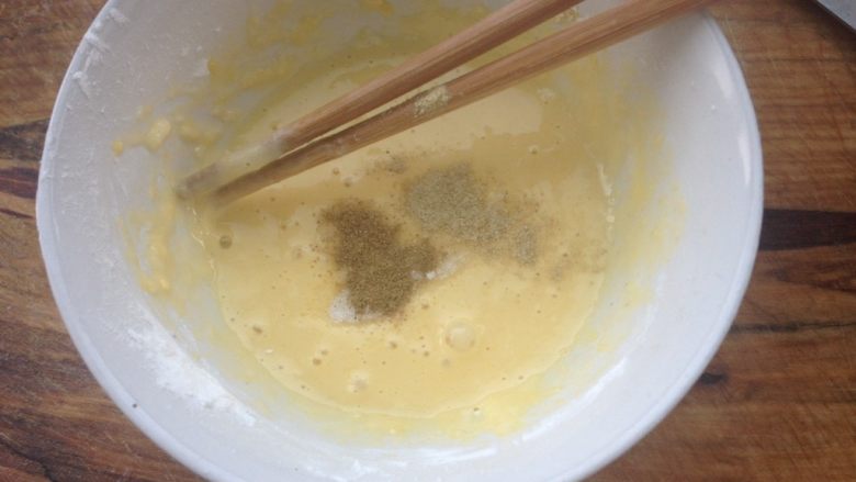 椒盐蘑菇,加盐和<a style='color:red;display:inline-block;' href='/shicai/ 720'>胡椒粉</a>，<a style='color:red;display:inline-block;' href='/shicai/ 744'>五香粉</a>搅匀