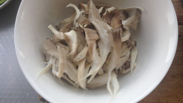 椒盐蘑菇,用手攥干水分