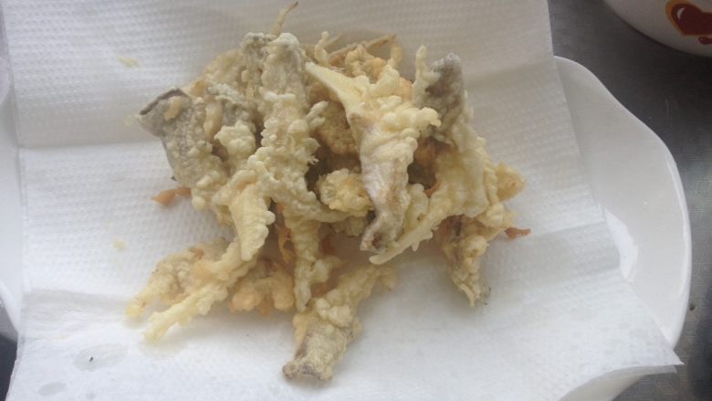 椒盐蘑菇,捞出沥干油份
